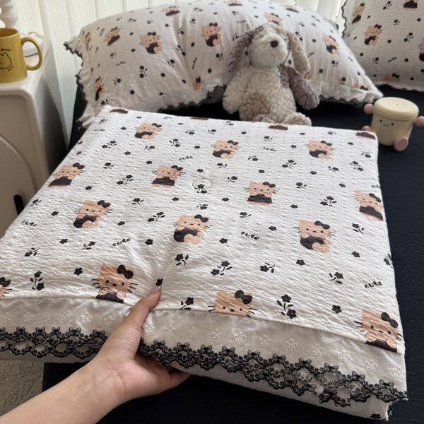 这是一套ins风卡通猫泡泡纱夏凉被（空调被）床品，整体风格软萌又带点甜酷感，很适合打造少女心卧室~ ✨ 核心亮点