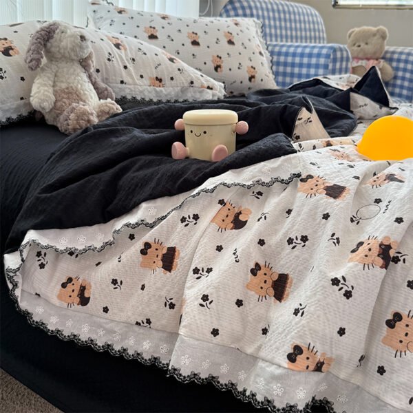 这是一套ins风卡通猫泡泡纱夏凉被（空调被）床品，整体风格软萌又带点甜酷感，很适合打造少女心卧室~ ✨ 核心亮点