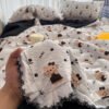 这是一套ins风卡通猫泡泡纱夏凉被（空调被）床品，整体风格软萌又带点甜酷感，很适合打造少女心卧室~ ✨ 核心亮点