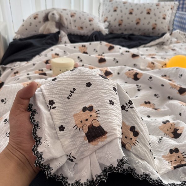 这是一套ins风卡通猫泡泡纱夏凉被（空调被）床品，整体风格软萌又带点甜酷感，很适合打造少女心卧室~ ✨ 核心亮点