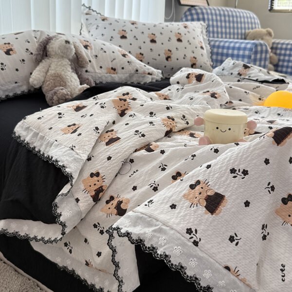这是一套ins风卡通猫泡泡纱夏凉被（空调被）床品，整体风格软萌又带点甜酷感，很适合打造少女心卧室~ ✨ 核心亮点