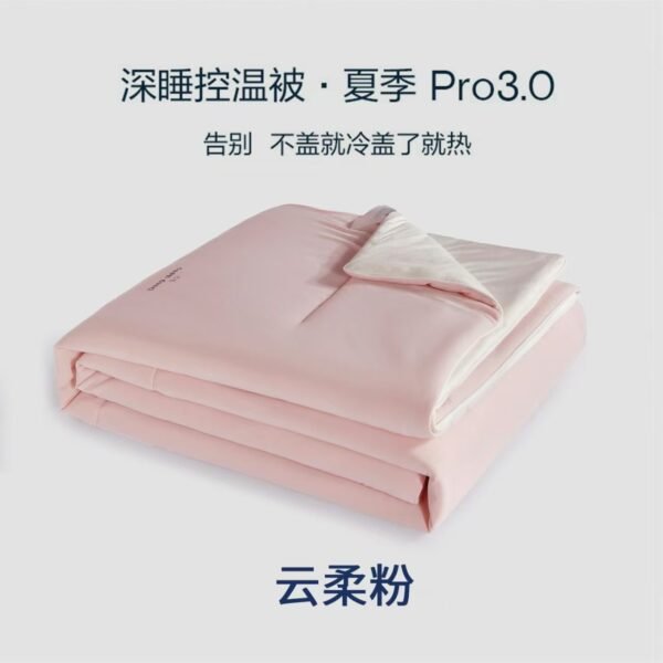 Dual-sensory summer quilt, now in bulk! Key selling points: 🧊 Double-sided, dual-feel – one quilt, two uses  • Side A: Cooling ice silk: 18.5μm ultra-fine cooling fibers, instantly lowers skin temperature by 2-3℃, silky smooth for naked sleep.  • Side B: Soft and skin-friendly: Knitted softness, gentle and close-fitting, especially suitable for the elderly, children, or those who are sensitive to cold.